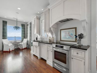 Bayfront Six Bedroom Vacation Home in Pensacola Beach
