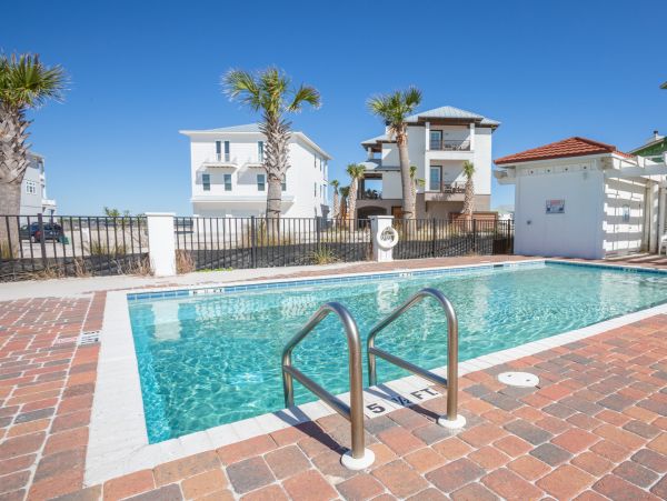 Four Bedroom Luxury Family Home Sleeps 15 Communal Pool