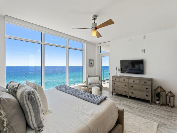 Destin Beachfront Luxury Condo 3 Bedroom & Rooftop Pool