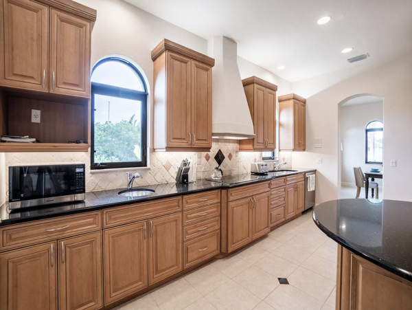 Spacious 4 Bedroom Home Caged Pool and Spa in Sanibel Island