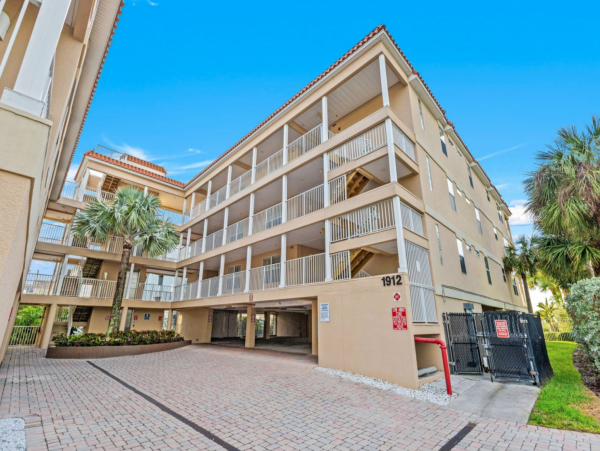 Beachfront Vacation Condo in Indian Rocks Sleeps Six
