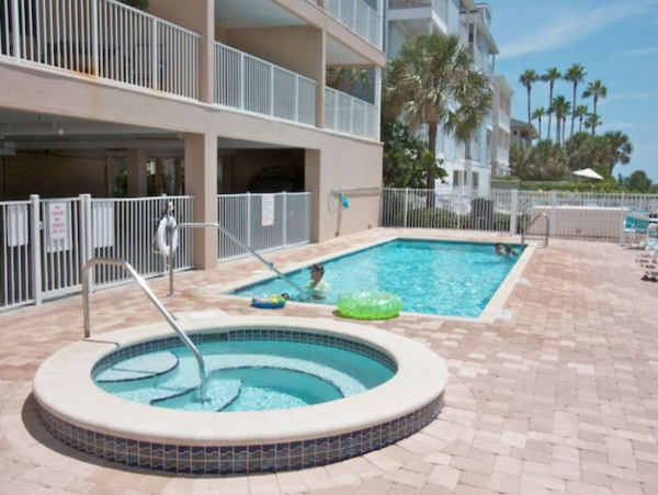 Beachfront Vacation Condo in Indian Rocks Sleeps Six