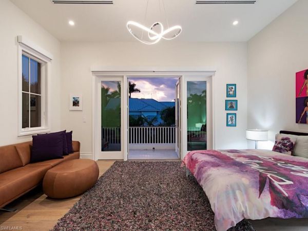 Walk to Beach Five Bedroom Luxury Vacation Home in Naples