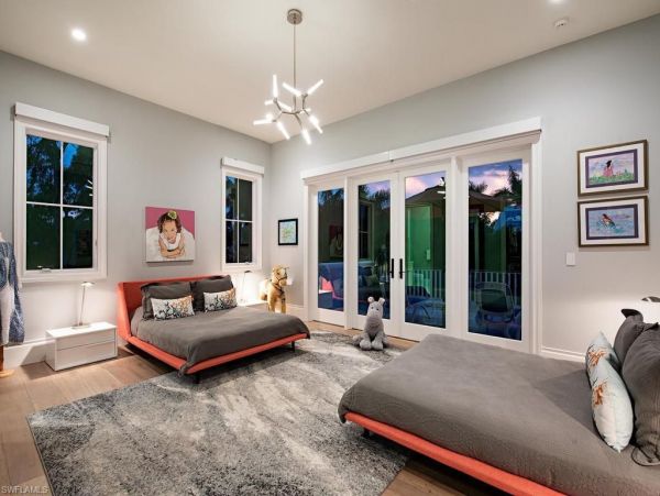 Walk to Beach Five Bedroom Luxury Vacation Home in Naples