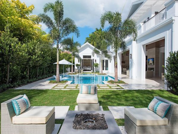 Walk to Beach Five Bedroom Luxury Vacation Home in Naples