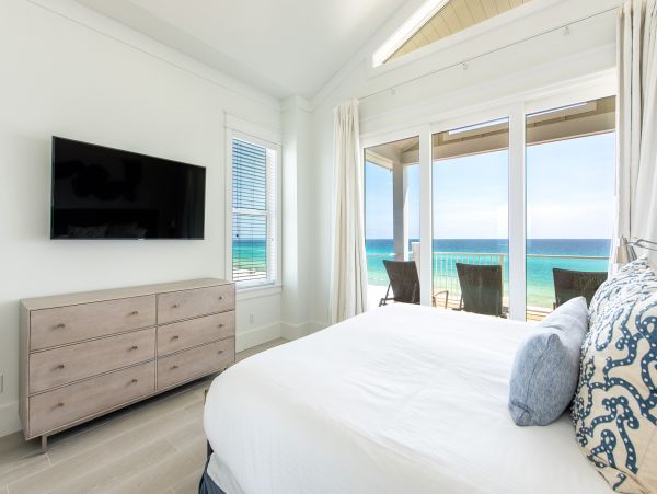 Oceanfront Vacation Home in Panama City Sleeps 20 Guests