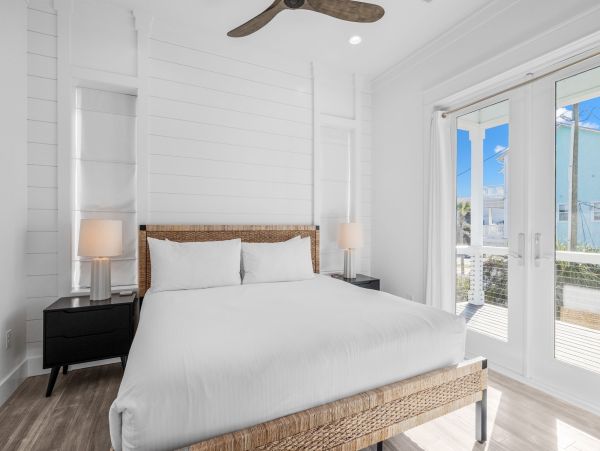 Walk to Beach 7BDR Lakefront Vacation Residence in Seagrove Beach