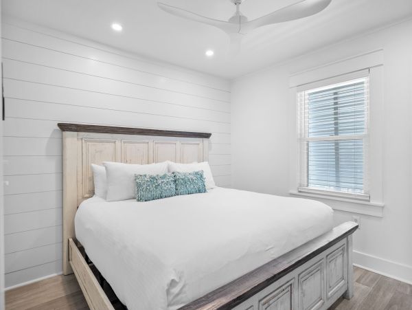 Walk to Beach 7BDR Lakefront Vacation Residence in Seagrove Beach