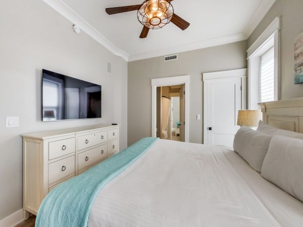 Luxurious Beachfront 4-Bedroom Condo with Gulf Views - Perfect Family Getaway