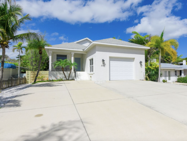 Charming Three Bedroom Home Sleeps 8 Guests in Lido Key