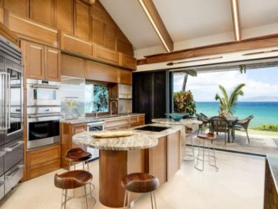 Luxury Beachfront Vacation Condo in Kihei Sleeps 8 Guests