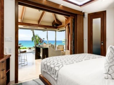 Luxury Beachfront Vacation Condo in Kihei Sleeps 8 Guests