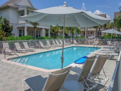 Upscale Townhome one Block from Beach
