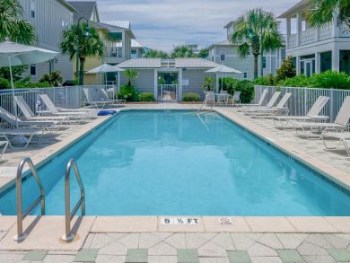 Upscale Townhome one Block from Beach