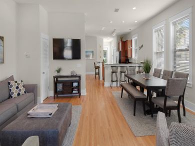 Upscale Townhome one Block from Beach
