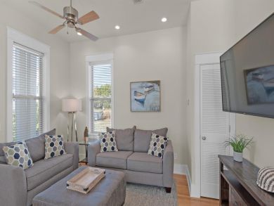 Upscale Townhome one Block from Beach