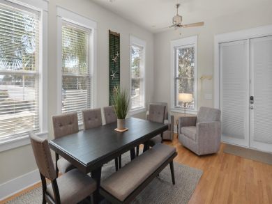 Upscale Townhome one Block from Beach