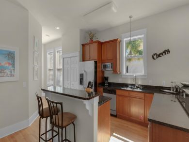 Upscale Townhome one Block from Beach