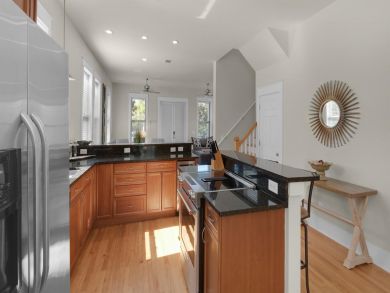 Upscale Townhome one Block from Beach