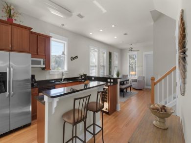 Upscale Townhome one Block from Beach