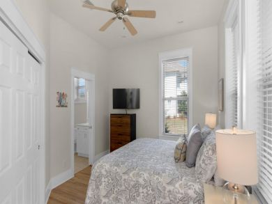 Upscale Townhome one Block from Beach