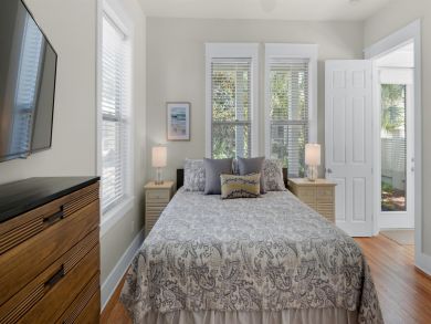 Upscale Townhome one Block from Beach