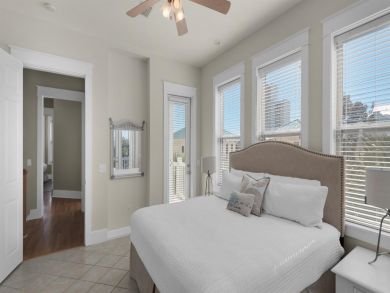 Upscale Townhome one Block from Beach