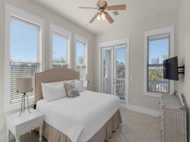 Upscale Townhome one Block from Beach