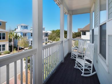 Upscale Townhome one Block from Beach