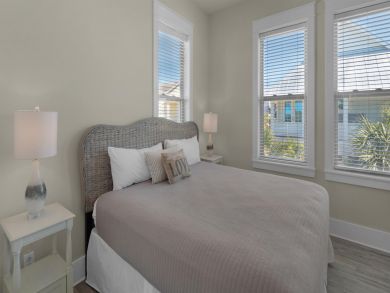 Upscale Townhome one Block from Beach