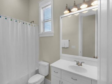 Upscale Townhome one Block from Beach