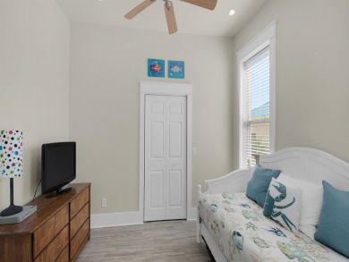 Upscale Townhome one Block from Beach