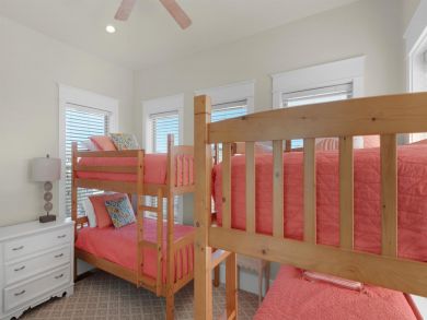 Upscale Townhome one Block from Beach