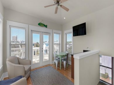 Upscale Townhome one Block from Beach