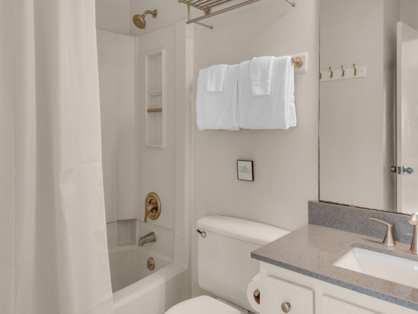 Charming Vacation Rental with 3 Bedrooms & Ocean Views