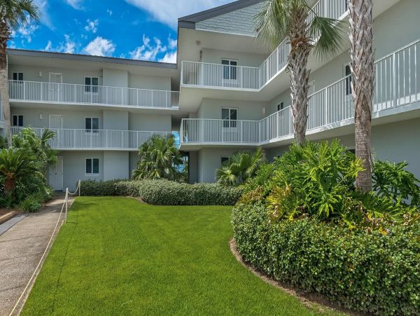 Beachfront Vacation Rental with 3 Bedrooms in Alys Beach