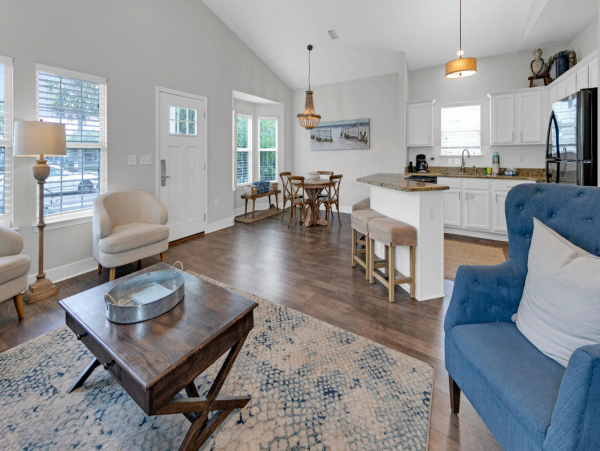 Lovely 2 Bedroom Vacation Rental Only 3 Blocks to Beach