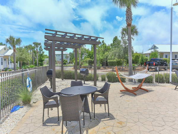 Lovely 2 Bedroom Vacation Rental Only 3 Blocks to Beach