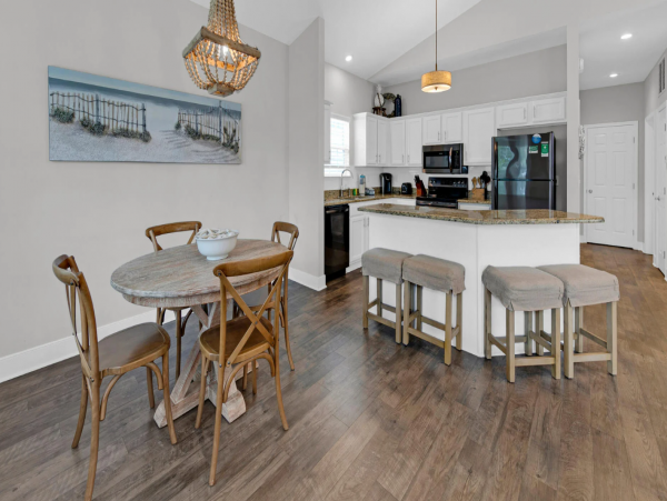 Lovely 2 Bedroom Vacation Rental Only 3 Blocks to Beach