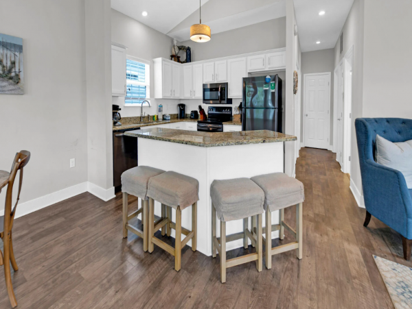 Lovely 2 Bedroom Vacation Rental Only 3 Blocks to Beach