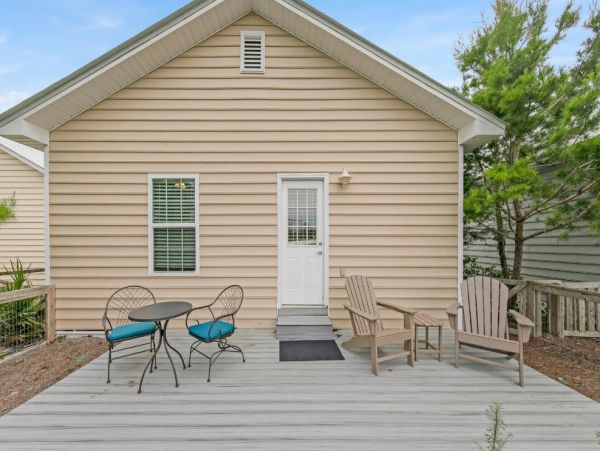 Lovely 2 Bedroom Vacation Rental Only 3 Blocks to Beach