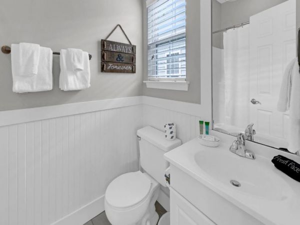 Lovely 2 Bedroom Vacation Rental Only 3 Blocks to Beach