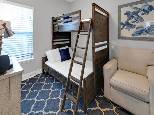Lovely 2 Bedroom Vacation Rental Only 3 Blocks to Beach