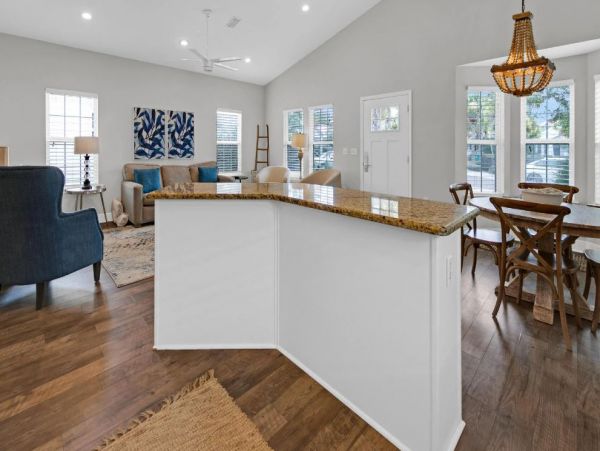 Lovely 2 Bedroom Vacation Rental Only 3 Blocks to Beach