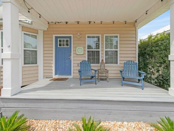 Lovely 2 Bedroom Vacation Rental Only 3 Blocks to Beach