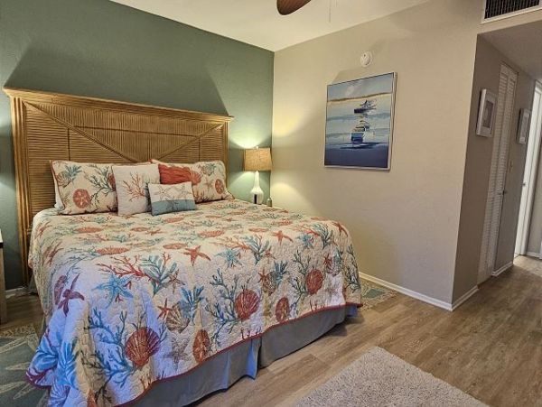 Bradenton Beach Vacation Condo Steps to Beach