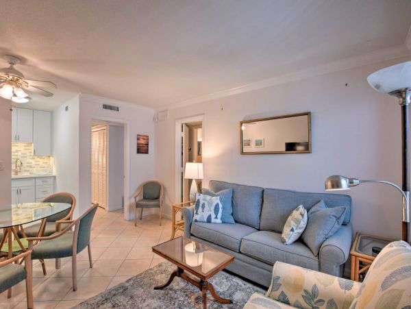 Vacation Rental Condo in Naples with Pool & Close to Beach