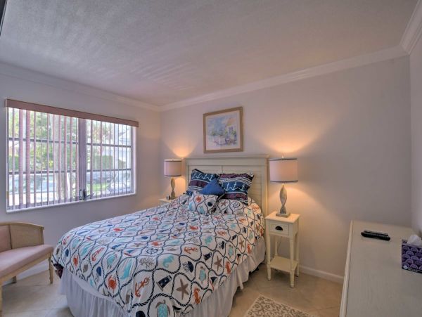 Vacation Rental Condo in Naples with Pool & Close to Beach