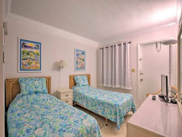 Vacation Rental Condo in Naples with Pool & Close to Beach