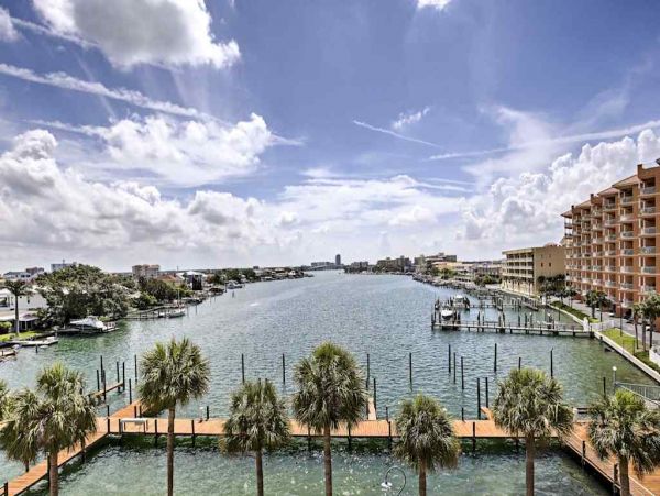 Experience Clearwater Beach Bliss in this Charming Condo